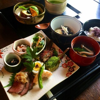 京の味を気軽に♪昼は御膳で。夜は季節料理やおばんざいを会席で