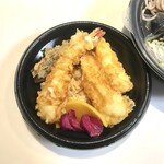 天ぷら 大丸商店 - ミニ天丼は海老と二つにカットしたイカとナスでした