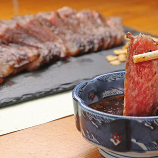 A5等级的黑毛和牛也非常用心。请搭配自制酱汁享用。