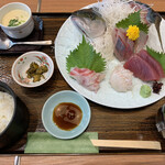 Uogashi Ryourikasen - 姿造り入りお造り定食。1,500円也