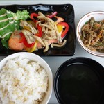 Furoriko Shokudou - 日替り定食A サケとキノコのビネガーソテー
