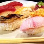 Fukube Sushi - にぎり・アップ。