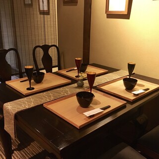 《テーブル席》４名かけのテーブルでしっとりお食事を楽しんでいただけます♪