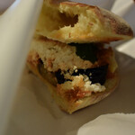 新宿ダイアログ - 半分に切って出してくれました。