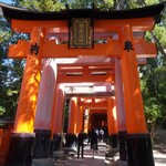 祢ざめ家 - 千本鳥居手前