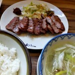 牛たん炭焼 利久 赤れんがテラス店 - 子牛の牛タン定食