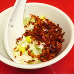 ラーメン二郎 - 待ってる間に粗挽き唐辛子投下～♪