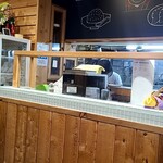 餃子とラーメンの旨い店 みよし - 厨房。