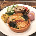 カフェ＆ブックス ビブリオテーク - 海老とほうれん草のビスクグラタンと5種デリの贅沢プレート単品/1,200円(税別)