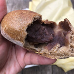 パサージュ ア ニヴォ - 叩き割るとこんな感じ。おーきなクルミ入り。in公園