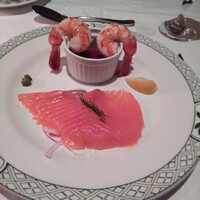 ロウリーズ・ザ・プライムリブ 恵比寿ガーデンプレイス店 - 前菜：スモークサーモン&シュリンプカクテル。飾り気もソースも一切無しのサーモン。この飾り気の無さがアメリカらしくていいわ。