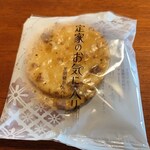 小倉山荘 - 定家のお気に入り黒胡椒入りせんべい