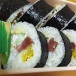 玄海鮨 - 具材は  マグロ イカ 納豆 沢庵  キュウリ