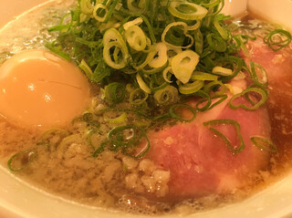 京都ラーメン 森井 - 細ストレート麺はパッツンとした喉越しの良さ。かえしの香りと淡麗な鶏がらスープ、コクとアクセントの背脂のバランスもいい。メンマはまだ改良の余地ありです。味玉の茹で加減は絶妙ですが、味が強過ぎて勿体ない。