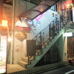 横浜すきずき - 階段昇ると店の入り口