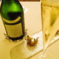 エスキス - 軽い揚げ物と食前のシャンパーニュ。クリスピーなハーモニー。