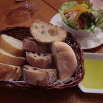 酒の大桝 - パン@250円＆ピクルス380円