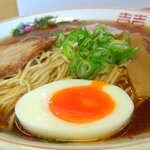 にぼしラーメン かのうや - 丼鉢(どんぶりばち)の柄が良いじゃないですか。双喜文(そうきもん)てすよ。縁起が良いです。「喜ぶ」がふたっつですからね。そして龍です。当時の中華人民共和国といえば「龍」です。燃えよドラゴン。