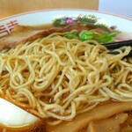 にぼしラーメン かのうや - 時間の経過により、ちょっとモサッとしてしまった麺。とても残念です。美味しいはずの昭和ラーメンを、返してほしいです。また、行くしかないのね。(笑)