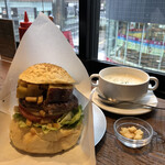 ウェイキー ウェイキー - 【10月のMonthly Burger】  『塩キャラメル薩摩芋バーガー¥1300』 『クラムチャウダー¥500』