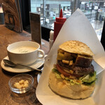 ウェイキー ウェイキー - 【10月のMonthly Burger】  『塩キャラメル薩摩芋バーガー¥1300』 『クラムチャウダー¥500』