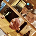 一心鮨 光洋 - 「どやねん(´⊙ω⊙`)」と赤雲丹海苔巻き。ドヤ顔の空久保さんと、こっそり睨んでる変態ソムリエ（オーナー）の木宮さん。