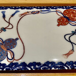 一心鮨 光洋 - お皿がめっちゃ綺麗で魅力的。亮秀窯はもともと赤絵屋さんで絵付け専門らしく、赤色が印象的な絵柄はめっちゃ魅力的。葉山有樹もお好きとのこと。勉強になります。