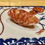 一心鮨 光洋 - 釜下大トロ～釜下の身はすぐに脂が解けてくるので、薄く切って数枚重ねて握る。