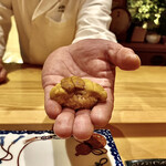 一心鮨 光洋 - 赤雲丹（大分）～濃厚な旨味が笑顔にさせる。奥さまの大好物。