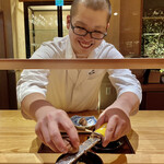 一心鮨 光洋 - 栗の渋皮アイスクリームに、栗をたっぷり削って頂きます。若手職人さんも頑張ってます。