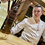 一心鮨 光洋 - 地元目井津漁港の伊勢海老、ピンピン跳ね回る元気の良さ。