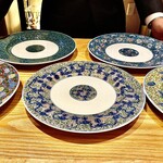 一心鮨 光洋 - お皿がめっちゃ綺麗で魅力的。木宮さんの趣味らしく有田焼亮秀窯がお好きで、この話題には飛び切り嬉しそう。興味ありありで、奥から自慢のお皿を持ってきて、さながら焼き物の品評会のよう。