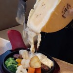 CHEESE CRAFT WORKS - ステーキに溶かしたラクレットチーズをかけてます