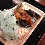 讃岐食堂 - 惣菜なすと鷄ピリ辛炒 100円 おにぎり 90円