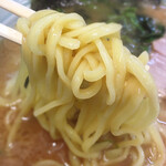 寿々喜家 - (株)酒井製麺さんの軽いウェーブな低加水短尺平打麺