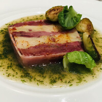 レザンファン ギャテ - 鴨もも肉のコンフィ　白インゲン豆煮込み　温かいテリーヌ　芽キャベツ　パセリ　ピマンデスプレット