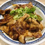 すき家 - 黒ダレ焦がし豚丼（548円・税別）