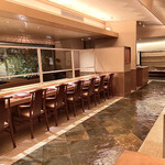 一心鮨 光洋 - カウンター席の全景。鮨料理人とお客様の間にはソーシャルディスタンスの木製間仕切り。