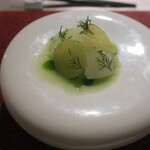 徳島県産アオリイカとマスカットのマリネ 　カリフラワー酢橘のエッセンス