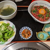牛刺しと焼肉 仔虎 クリスロード店 - ユッケ丼ランチ