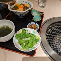 牛刺しと焼肉 仔虎 クリスロード店 - 生うにユッケ丼ランチ