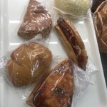 イオン - メロンパン、アップルパイ、ウインナーパン、クリームパン、ピザパン