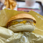 ロッテリア - 料理写真:チーズチーズチーズの絶品チーズバーガー☆