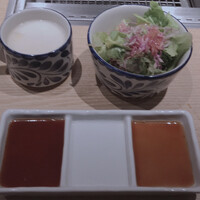 横浜焼肉kintan - セットについてくるスープとサラダ
