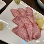 炭火焼肉 金むら - タン刺￥1000タレにネギドバっと投入!!生姜をタンに乗せてタレつけて皆幸せ～❤となってました‪w