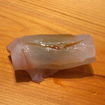 すが弥 - クエ。一週間寝かせ。中に木の芽と昆布を潜ませます。香りと旨味がクエの熟成した身に寄り添います