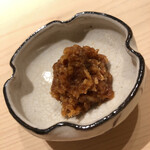 すが弥 - 鰹の薬味です。鰹節と白ネギ、茗荷を叩いて山ワサビと煮切り醤油で和えました。単品でもお酒のアテになります