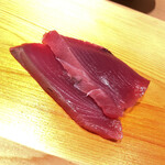 すが弥 - 銚子の鰹。全く臭みもなく、万全の処理が伺えます。身のグニュ～ッとした弾力も心地良し