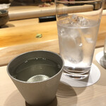 すが弥 - 能作の錫の酒器は重量感があって手になじみます