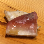 すが弥 - 北寄貝。軽く振り塩をしてから炙り酢橘を絞ります。裏のモフモフは生きていて、表と裏の食感の変化が愉しめます